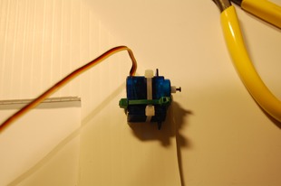 Mounted right servo